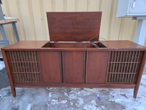 lot 7 image: Great Looking Mid Century MOTOROLA Stereo Console  Turntable Cabinet