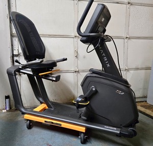 lot 4 image: Very Nice Condition Working MATRIX R50 Recumbent Bike 