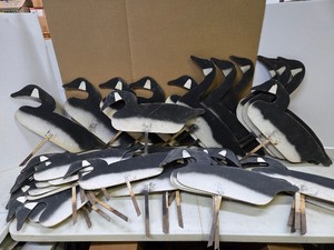 lot 185 image: LARGE Lot of Vintage Flat Wooden Goose Decoys