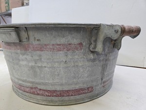 lot 288 image: Large Primitive Vintage 1930s Galvanized Round Metal Washtub