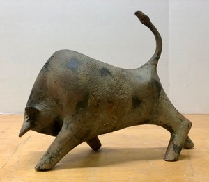 lot 298 image: Vintage Mid Century Brutalist Style Heavy Iron Bull Sculpture