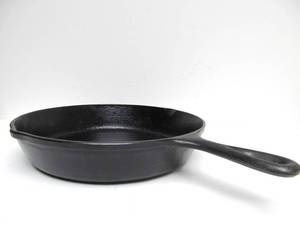 lot 322 image: Vintage Unmarked Lodge SK 3 Notch Cast Iron #8 Skillet