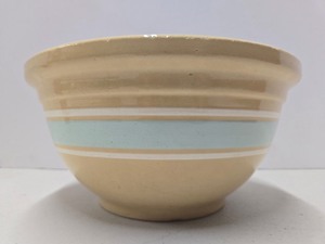 lot 335 image: Vintage WATT 12 Stoneware Mixing Bowl