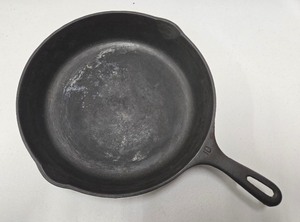 lot 338 image: Vintage 11 34 Cast Iron Skillet