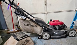 lot 342 image: Working HONDA Versamow HRX 217 Lawnmower