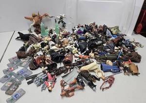 lot 363 image: LARGE Lot of STAR WARS Actions Figures & Accessories - 1990s era