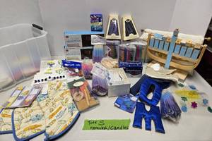lot 367 image: LARGE Quality Estate Lot of Brand New Display Items & Decorations