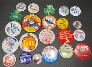 lot 28 image: Twenty-Two Piece LOT of Beer and Liquor Pin Buttons Vintage 1980s-1990s