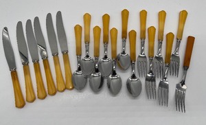 lot 78 image: LOT of Nineteen Vintage Bakelite Marbled Flatware