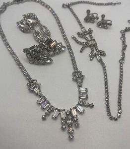 lot 114 image: Vintage Clear Rhinestone Jewelry Lot Art Deco Necklace Clip Earrings 5 PC