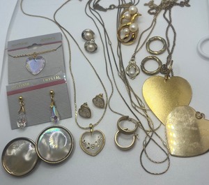 lot 126 image: Gold Tone Crystal Pearl Vintage 1980s Retro Jewelry Lot 12 PC