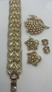 lot 135 image: Vintage Coro Earrings and Bracelet, Trifari Brooch and Earrings 4 PC lot