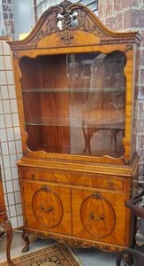lot 179 image: Vintage Antique Ornate Glass Front Hutch China Cabinet