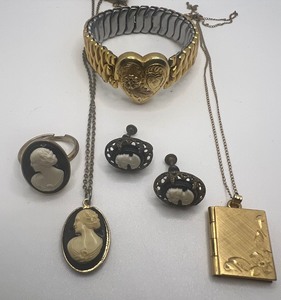 lot 186 image: 14K Gold MI20 Vintage Locket, Cameo Jewelry and Vintage Co-Star Sweetheart Expansion GF Bracelet 1940s