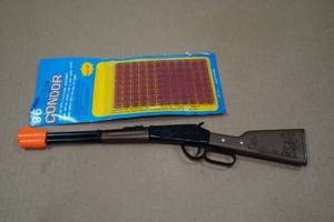 lot 70 image: Vintage Cowboy Lever Action Rifle Cap Gun