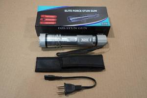 lot 72 image: Elite Force Stun Gun Flashlight