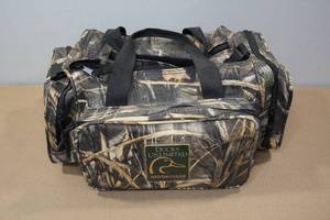 lot 94 image: Ducks Unlimited FishingHunting Gear Bag