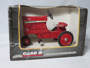 lot 5 image: Case IH Tractor 1026 Pedal Tractor ...