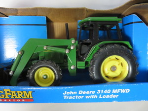 lot 17 image: John Deere 3140 TractorLoader in b...