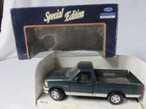 lot 18 image: 1993 Ford F150 Pickup 125 Scale in...