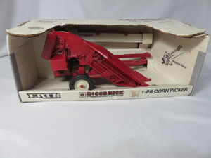 lot 26 image: ERTL  IH- I PR Corn Picker    116 ...