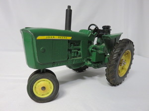 lot 31 image: John Deere Tractor  (NO BOX)...