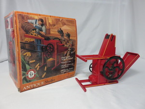 lot 35 image: Antique Sheller  ERTL 18 Scale wi...