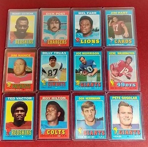 lot 3 image: (12) 1971 Topps Football Cards