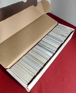 lot 251 image: 800-Count Box of Vikings Cards