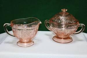 lot 11 image: Federal Glass SHARON Cabbage Rose Pink Pedestal Sugar Bowl wLid and Creamer Pitcher