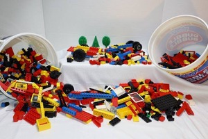 lot 1 image: Vintage LEGOS Building Sets wFigures