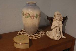 lot 17 image: CollectiblesMarbleOnyx Hinged Heart Trinket HiMark Italy Designs, Vintage Ceramics Vase Hand-Painted Raised Gold, Angel Statue