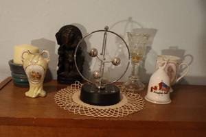 lot 19 image: CollectiblesGanesha Statue, Free-Balls Kinetic Motion Display, Victorian Vase Etc