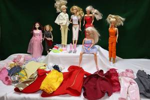 lot 67 image: Vintage Barbie and Friends, Accessories and Clothing 1991-99-03 Etc