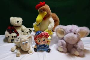 lot 72 image: Vintage Stuffies1989 Warner Bros Foghorn Leghorn, Soft Things Purple Elephant, Serta Lamb, Fossil The Bear