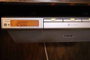 lot 84 image: Sony Under-the-Cabinet Radio 3-CD Changer wRemote