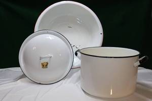 lot 88 image: Vintage Enamelware Porcelain 16-Inch Wash Bin, 12-Inch Stock Pot Kettle wLid