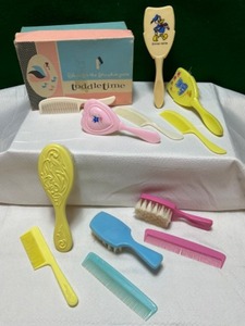 lot 103 image: Vintage Childs Hair Dressing Sets