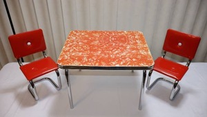 lot 18C image: Molly AGD MCM Retro-Styled American Girl Doll Molly Diner Chrome Kitchenette Table wTwo Chairs