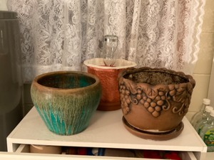 lot 138 image: Flower Pots, Humingbird Feeder