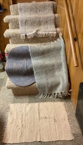 lot 185 image: Accent Rugs