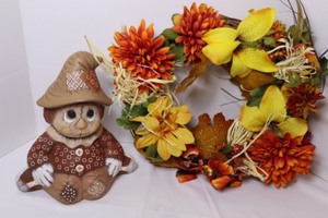 lot 197 image: Home DeCorVintage Ceramics Scarecrow and Fall Autumn Thanksgiving Wresth