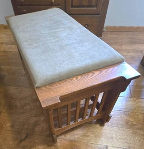 lot 13 image: Oak Upholstered Bedroom Bench