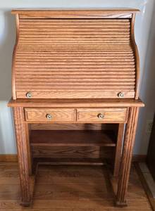lot 22 image: Small Kitchen Roll-Top Desk
