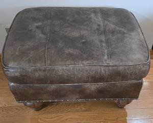 lot 25 image: McKinley Leather Ottoman