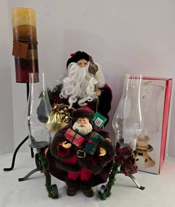 lot 124 image: Fun Holiday Decor