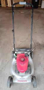 lot 130 image: Honda Lawn Mower