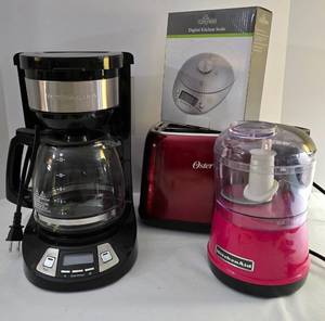 lot 152 image: Kitchen Appliance Grfouping