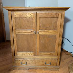 lot 75 image: Large Oak Entertainment Cabinet