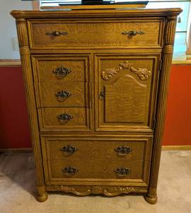 lot 86 image: Vintage Carved Caved Oak Dresser